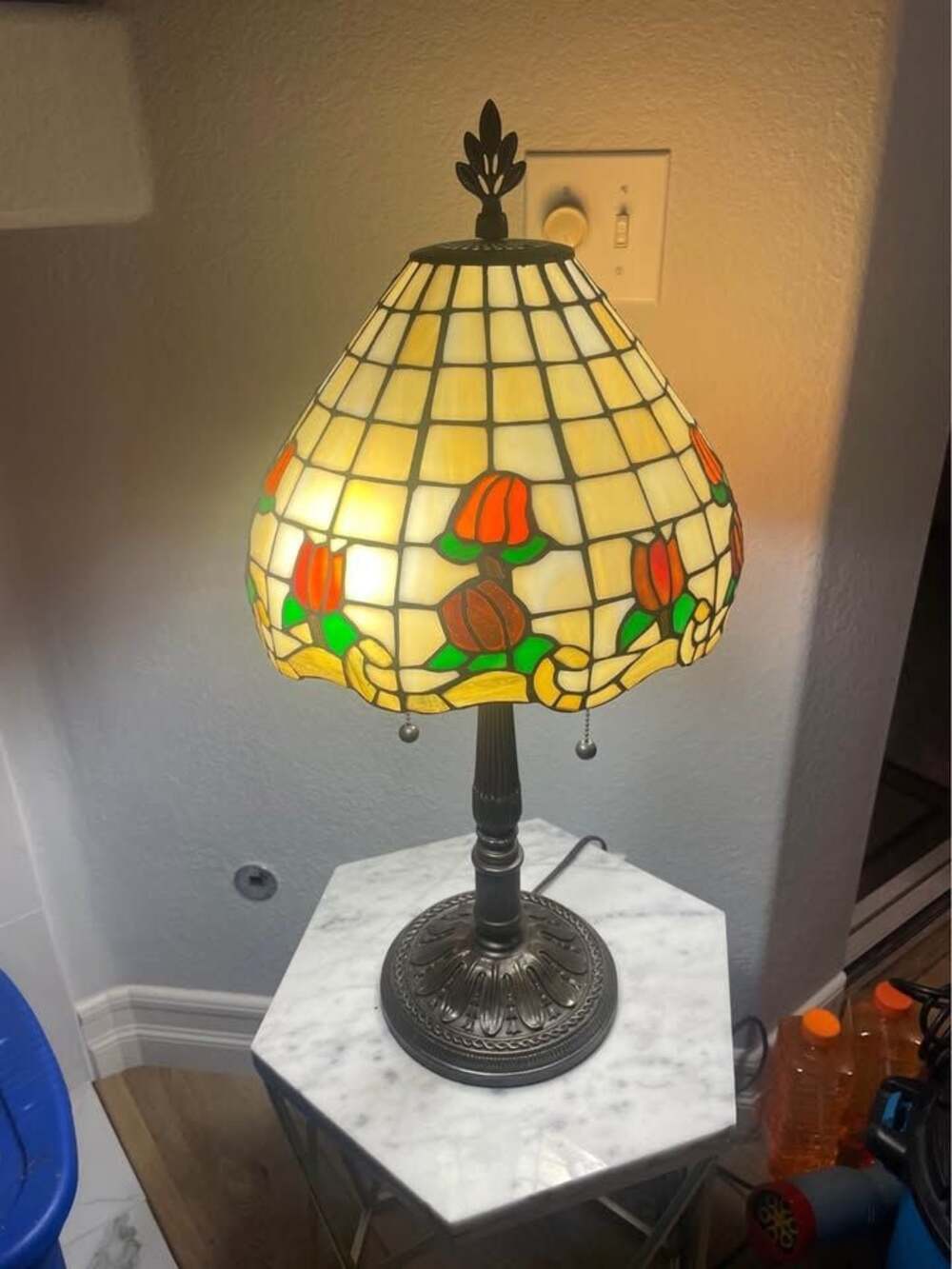 VINTAGE style Tiffany lamp featuring stained glass with a TULIP or ROSE pattern.